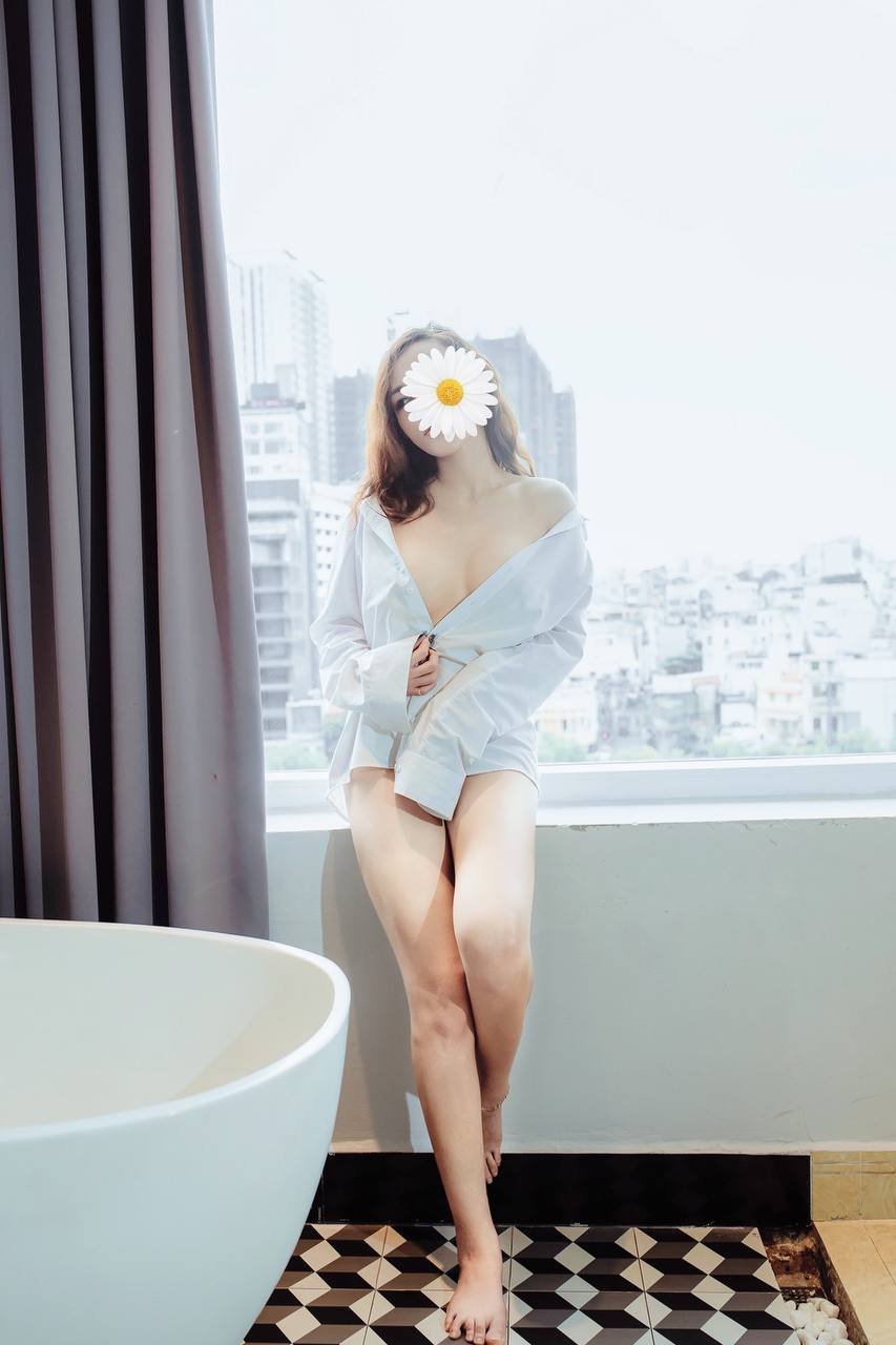 reup-hot-girl-uyen-nhi-thanh-nu-than-dam-chieu-khach-toi-ben-2469887-original